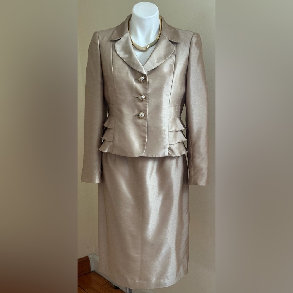 Kasper gold 3 Button Skirt Suit Set.Ruffle Layers On Jacket Zip in Back Sz 8P